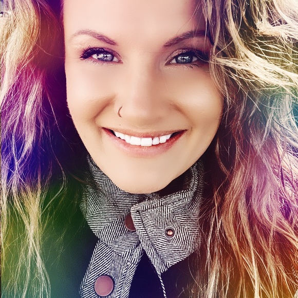 Meet your Posher, Lindsey - Picture 2 of 3